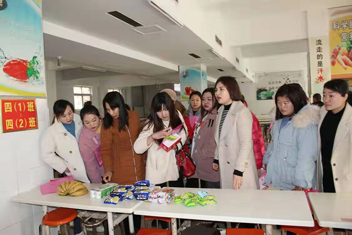 关注孩子饮食，共促和谐家园----育才双语小学第一届伙委会会议