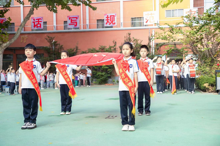 向着阳光奔跑    朝着目标奋斗