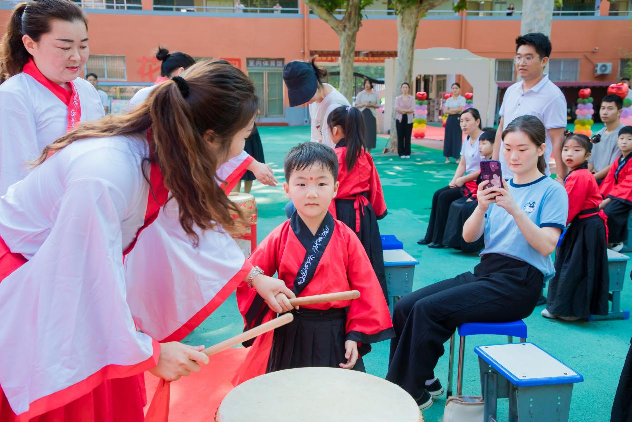 “开笔启礼，礼润人生”民权县育才小学一年级启蒙拜师礼