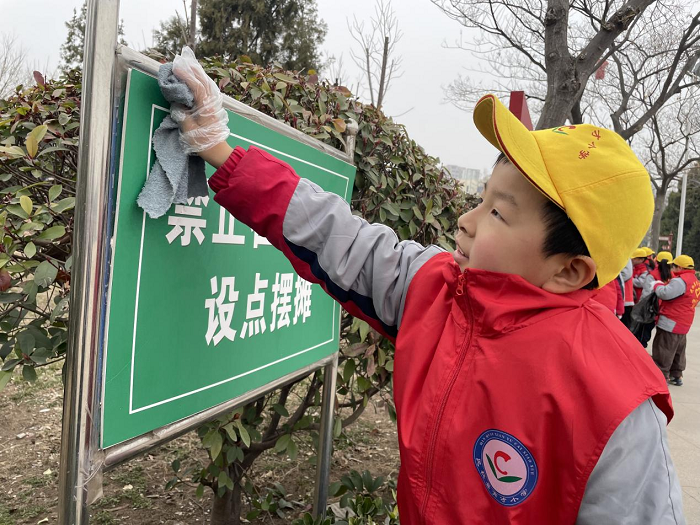 志愿学雷锋 环保我先行 ——民权县育才小学雷锋日纪实活动