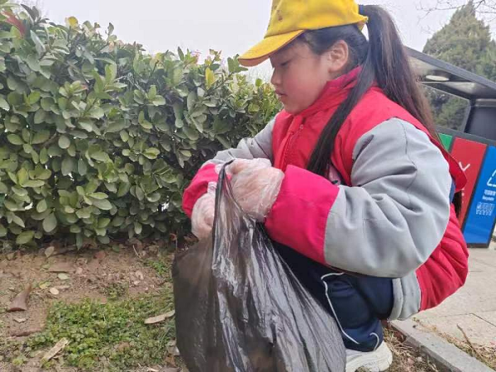 志愿学雷锋 环保我先行 ——民权县育才小学雷锋日纪实活动