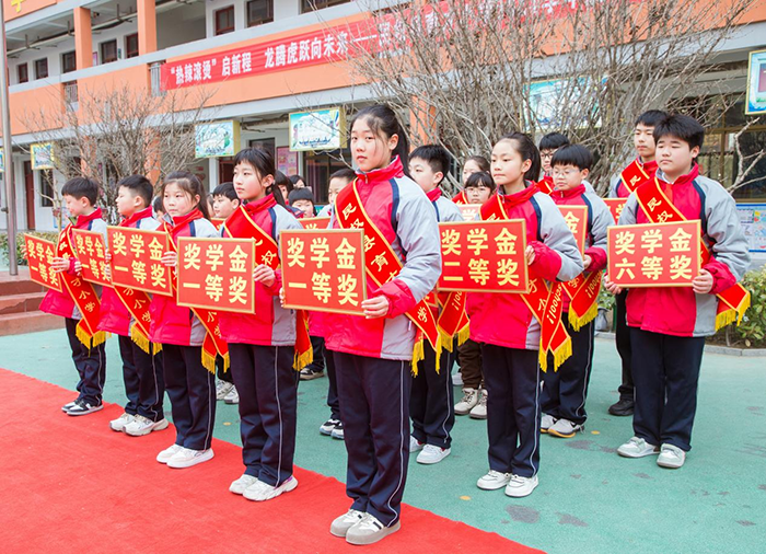 “热辣滚烫”启新程    龙腾虎跃向未来