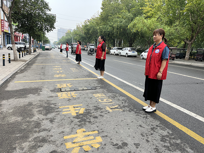 站好“护学岗”  守护“成长路”