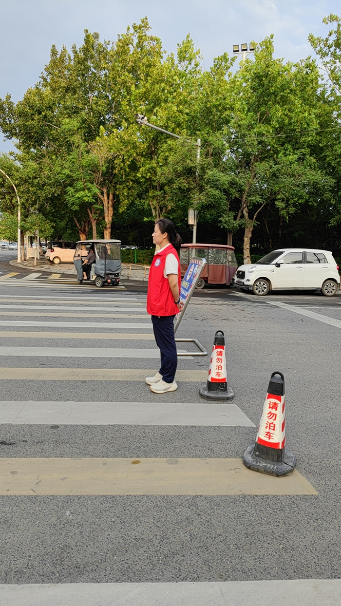 站好“护学岗”  守护“成长路”